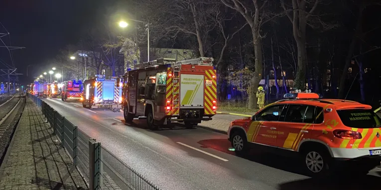 Verschiedene Einsatzfahrzeuge der Feuerwehr Hannover vor der Einsatzstelle